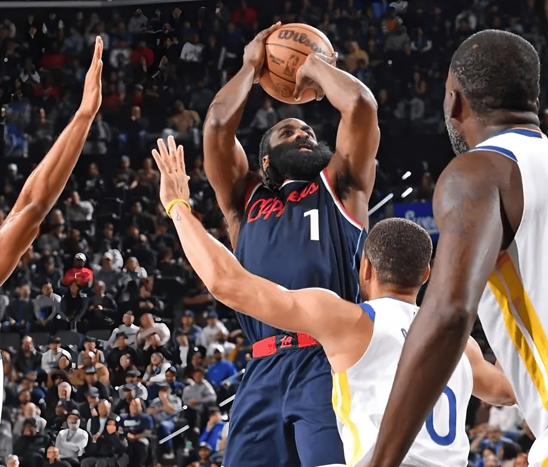 爱游戏-詹姆斯在RNG比赛中险胜斯图加特围绕NBA季后赛单刀错失之后，费耶诺德再遭质疑备战意大利杯