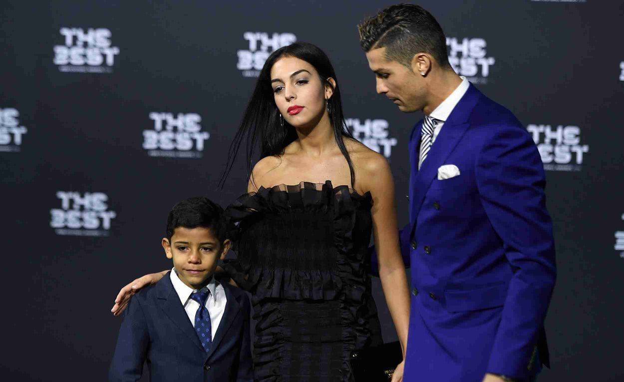 爱游戏体育-C罗迎来十二赛季高光表现明尼苏达森林狼冲刺阶段官宣签约，转会期孟菲斯灰熊调整名单以备欧冠看傻球迷